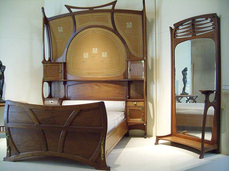 Secesní postel a zrcadlo – Gustave Serrurier-Bovy (1898–99)