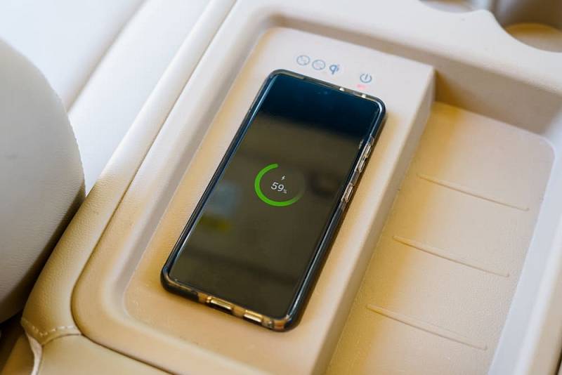 Wireless,Mobile,Charger,In,The,Modern,Car.,Portable,Wireless,Car