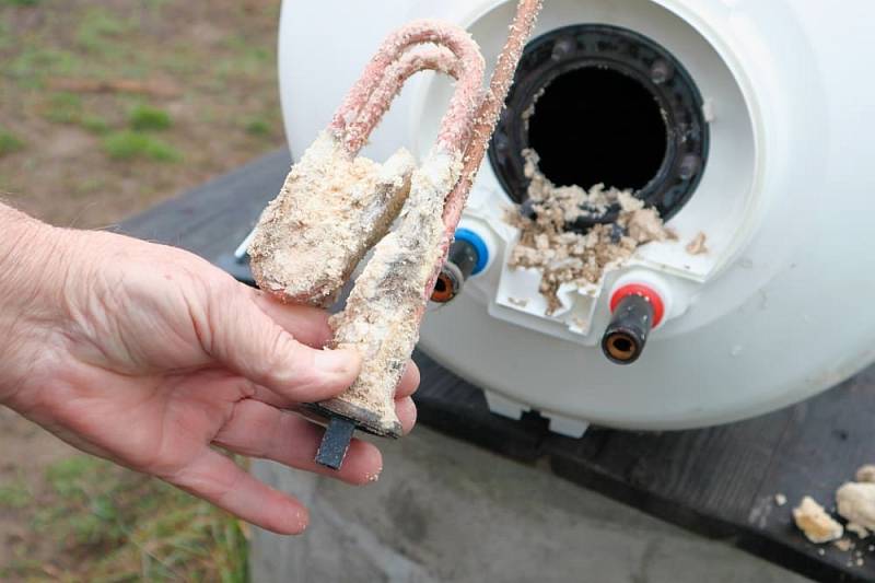 Lime,Deposits,On,Stainless,Steel,Heating,Element,And,Anode.,Replacement