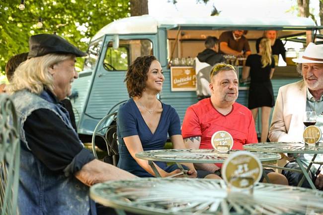 Zítra večer se neodtrhnete od TV. Ve 20:00 poběží lechtivá česká komedie s plejádou slavných herců
