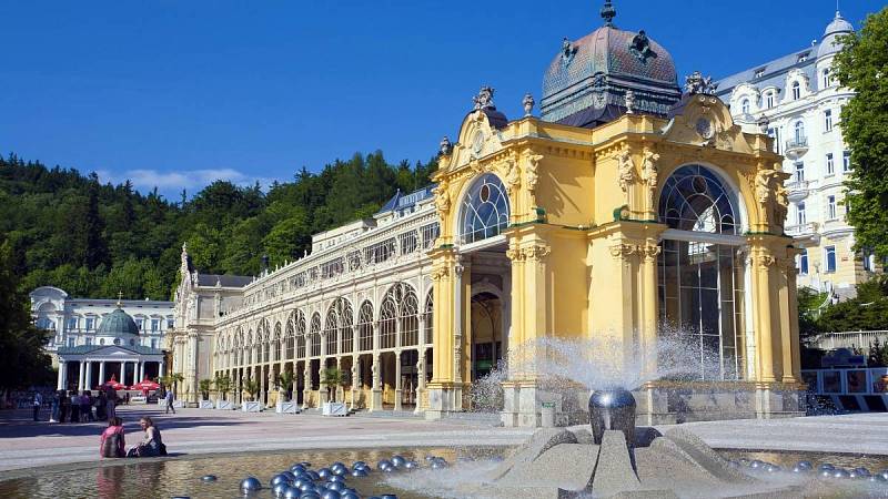 Dlouhé promenády lemované fontánami, zahradami, květinami doslova vybízí k dlouhým a klidným procházkám