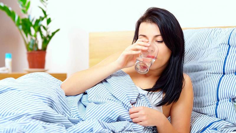 Hned po probuzení si dejte sklenici vody, pomůže to trávní i koncentraci