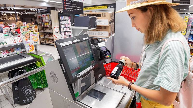 Samoobslužné pokladny zažívají oblibu skoro ve všech obchodních řetězcích