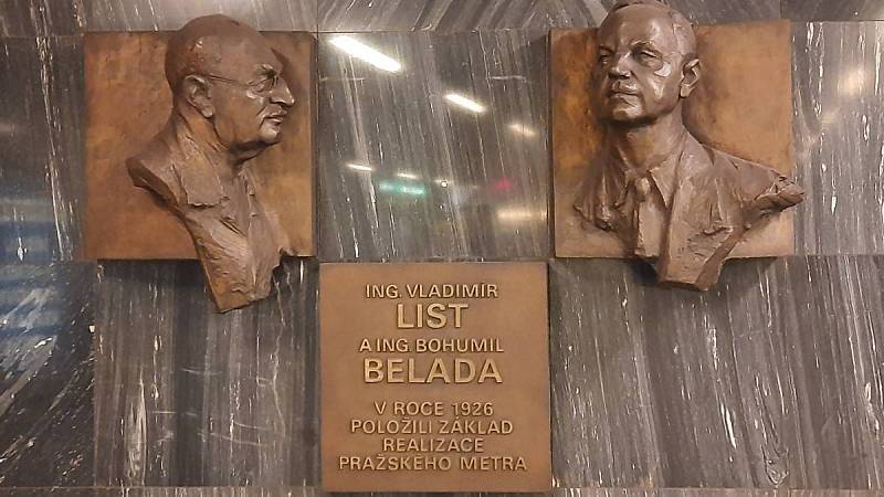 Busty V. Lista a B. Belady ve vestibulu pražského metra ve stanici Muzeum