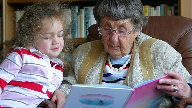 Seniorům se postupně zpřísní výchovné