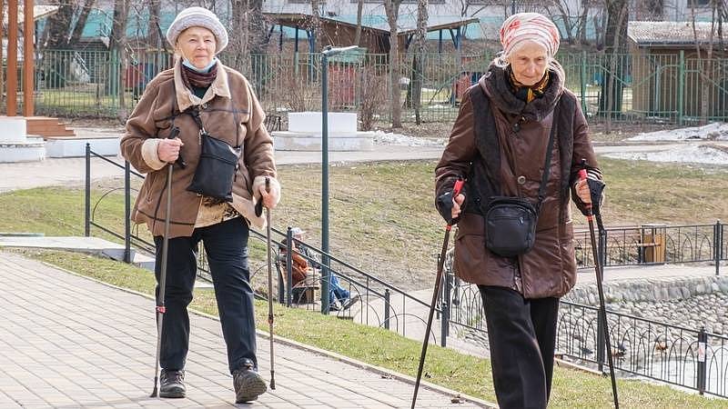 Nordic walking je skvělý sport pro seniory