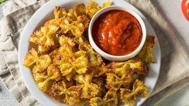Smažené těstoviny v horkovzdušné fritéze