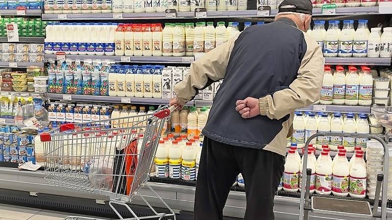 Senior v supermarketu