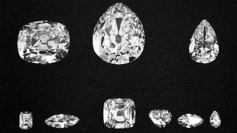 Devět hlavních kamenů vybroušených z surového diamantu Cullinan. Nahoře: Cullinan II, I a III. Dole: Cullinan VI, VIII, IV, V, VII a IX.