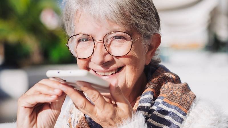 Seniorka s mobilem