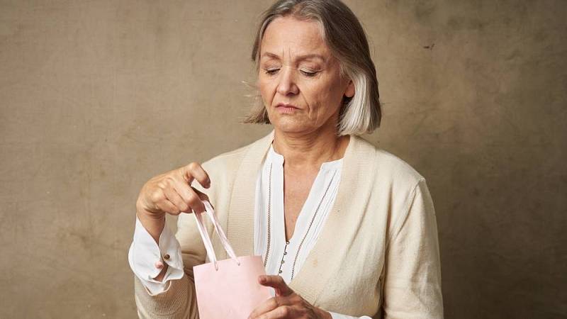 nespokojená žena s dárkem