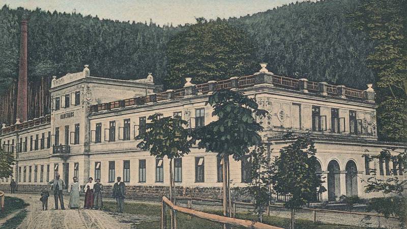 Ludwig Tischler: Lázeňský dům, lázně Johannisbrunn / Jánské Koupele, postaveno v letech 1899–1900. Pohlednice: foto Rudolf Mühr