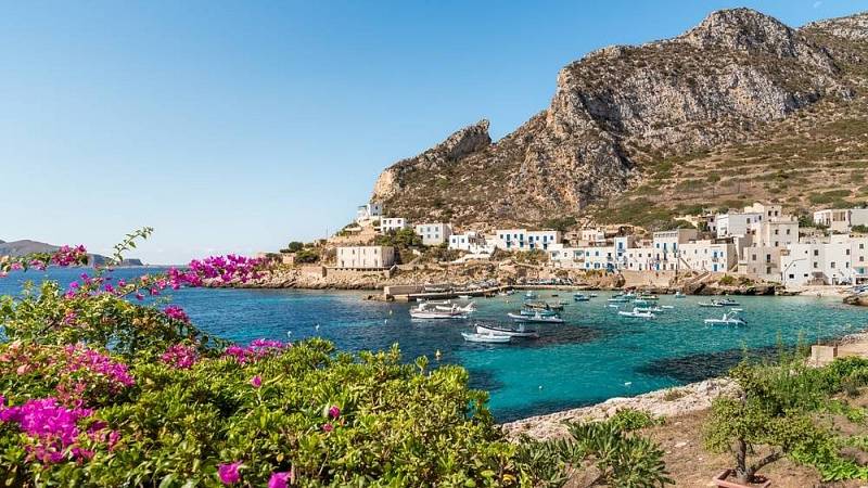 Pohled na ostrov Levanzo, nejmenší ze tří egadských ostrovů