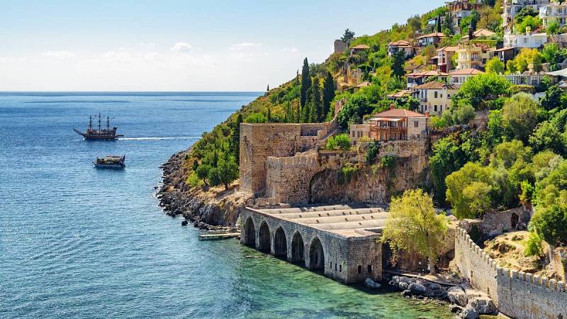 Úžasný výhled na Tersane a lodě u pobřeží Alanya, Turecko