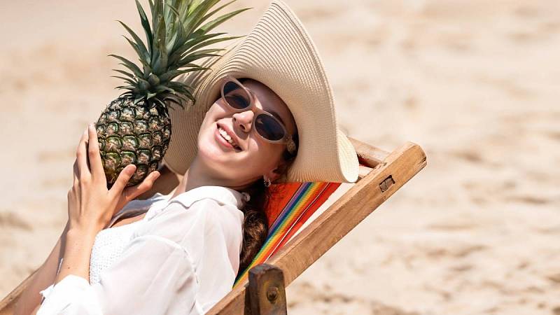 žena drží ananas