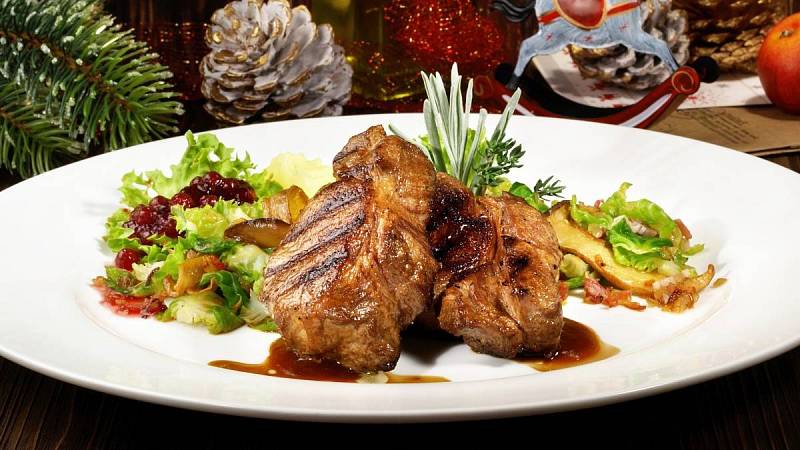 Kančí steak se zeleninou a houbami
