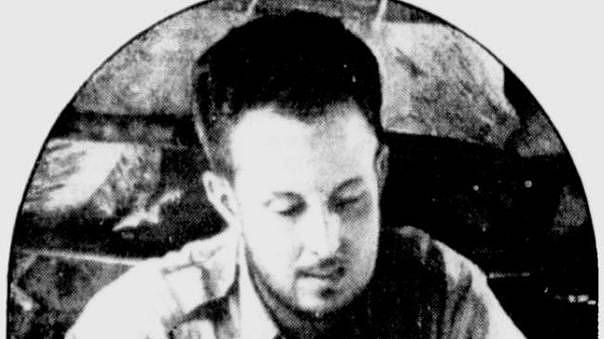 Americký cestovatel Theodore Morde sedí u svého stolu v honduraském deštném pralese při průzkumu Mosquitie v roce 1940