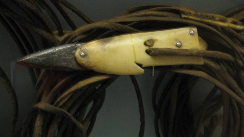 Hrot inuitské harpuny na kajak připevněný k několikametrové šňůře