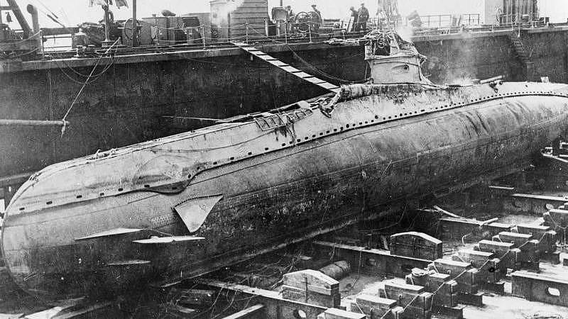 Ponorka německého císařského námořnictva SM UC 5 v doku po uzemnění, 27. dubna 1916; zajati Brity