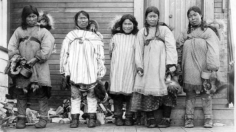 Eskymácké ženy ukazující způsob nošení svých potomků. Cape Prince of Wales, Aljaška.