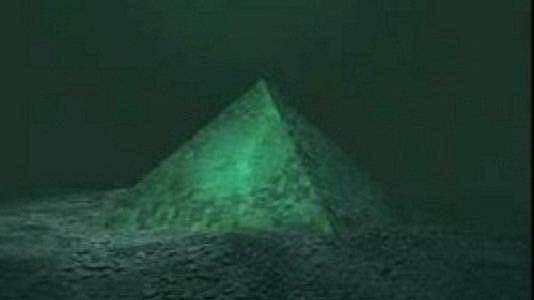 Fotografie pyramidy z křišťálového skla objevené v Bermudském trojúhelníku