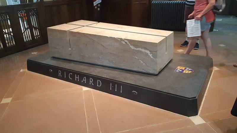 Hrobka krále Richarda III. v katedrále v Leicesteru.