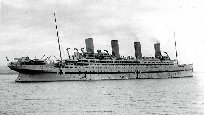 Nemocniční loď Britannic odplouvající z Moudrosu do Spojeného království