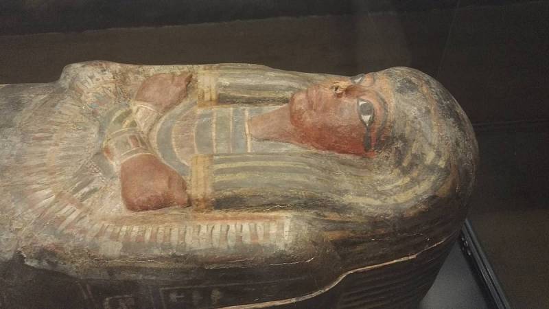 Rakev z 18. dynastie. Jedná se o mumii muže ve věku 40-50 let.