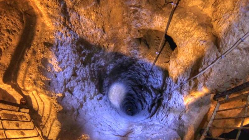 Ventilační studna v podzemním městě Derinkuyu v Kappadokii, Turecko.