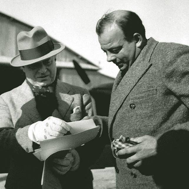 Saint-Exupéry a Marcel Peyrouton (francouzský generální rezident) v Tunisu 1935.