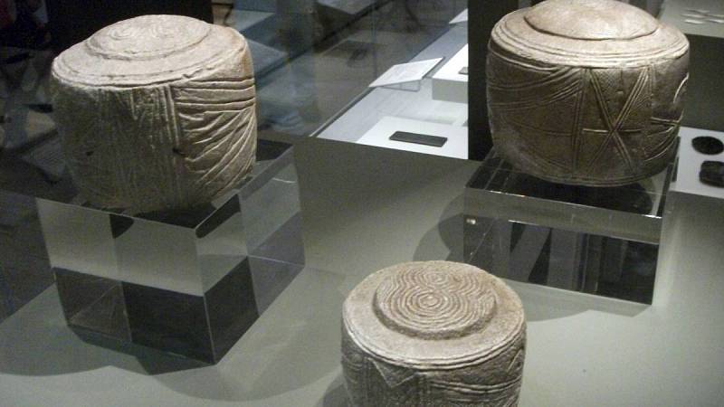 Folktonské bubny, neolitu, 2600-2000 př. n. l. Nalezeno ve východním Yorkshiru, Anglie