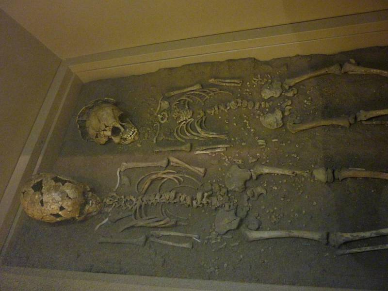 Hrobka dvou dětí vystavená ve Francouzském národním archeologickém muzeu