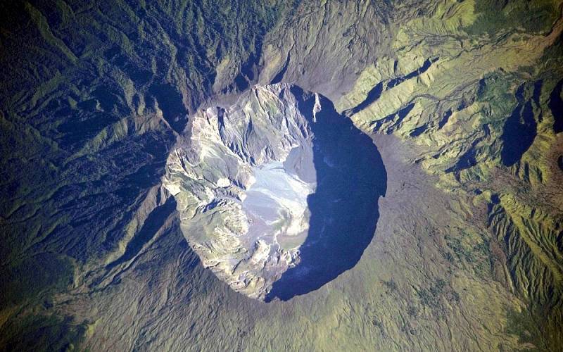 Sopka Tambora na ostrov Sumbawa v Indonésii.