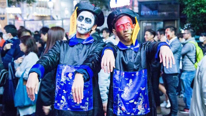 Čínští upíři nosí jednotný plášť připomínající hábit a tradiční mandarinský klobouk