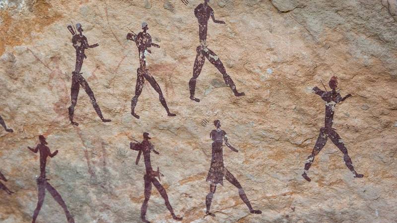 Skalní malby kmene Sanů čili Křováků - postavy lovců s vyobrazenou pozicí mužského pohlavního údu.