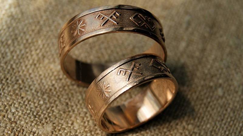 Snubní svatební prsteny se starověkými symboly