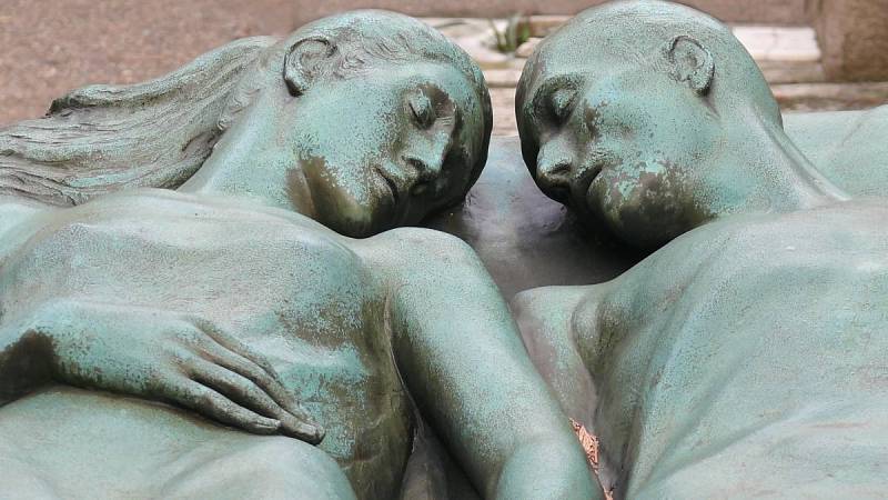 Staré náboženské umění na hřbitově Cimitero Monumentale, Milán, Itálie.