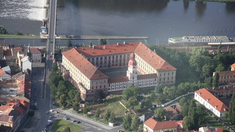 Letecký snímek zámku v Roudnici nad Labem