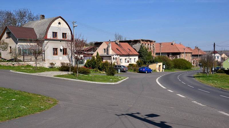 Vesnička Blov - náves od západu: malá vesnice v Ústeckém kraji v okrese Chomutov na východním úpatí Doupovských hor asi 6 km od Kadaně a 3 km od Vilémova (zdroj: https://cs.wikipedia.org)