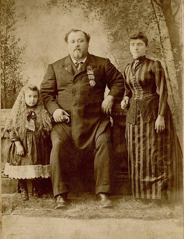 Louis Cyr s manželkou a dcerou.