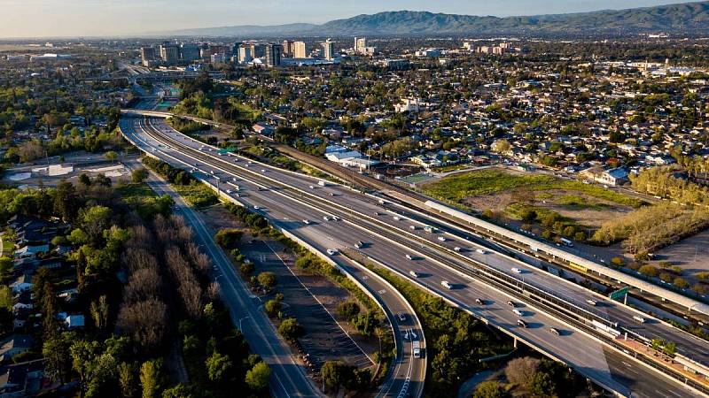 Letecký pohled na dálnice v Silicon Valley v Kalifornii, jižní oblast Bay Area.