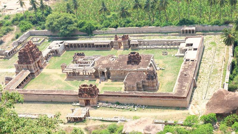 Dechberoucí a obrovský monument Hampi, Konárak, patří do světového dědictví UNESCO