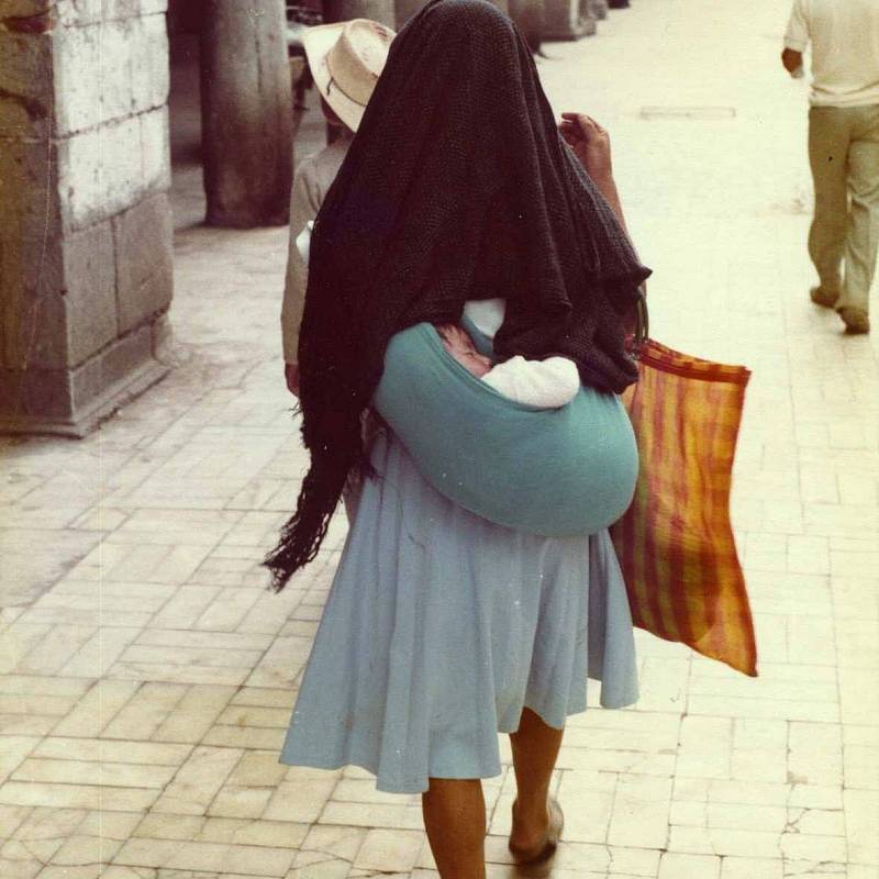 Mayská žena s dítětem v šátku v Oaxace Mexiko 1981