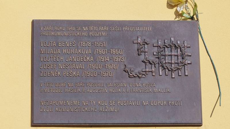 Pamětní deska obětem komunistického režimu na zdi vinořské fary, Vinoř, Praha