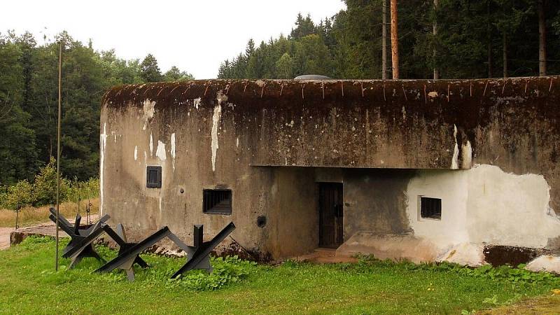 V blízkosti Debrné můžete narazit na starý vojenský bunkr.