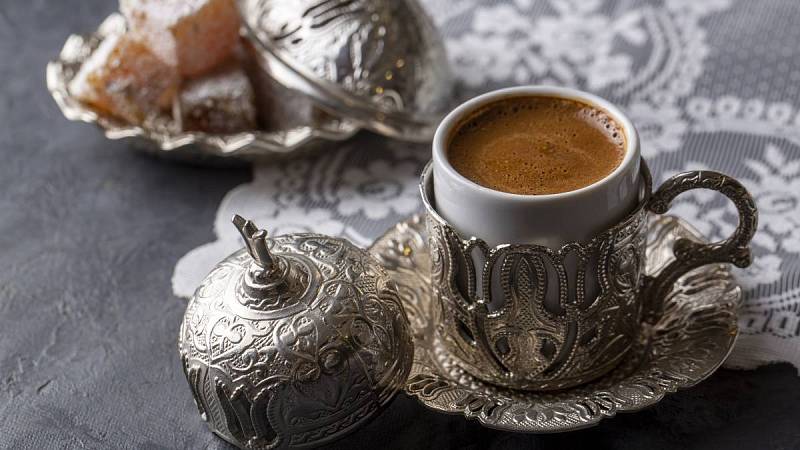 Tradiční turecká káva v tradičním šálku 