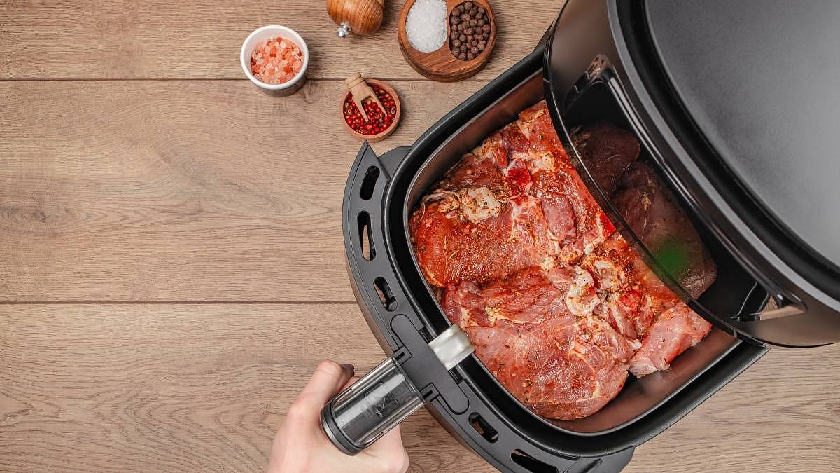 Všichni je používají, ale nikdo je neumí pořádně vyčistit. Takto Češi ničí horkovzdušné fritézy