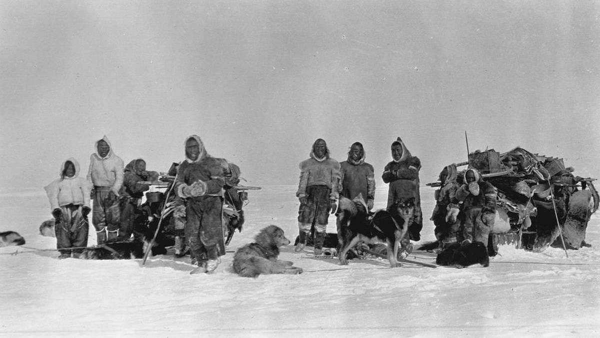 Sbíral inuitské příběhy, žil s Inuity a i on byl z části Inuit. Knud Rasmussen byl nejen etnolog, ale i průzkumník rozsáhlých arktických území
