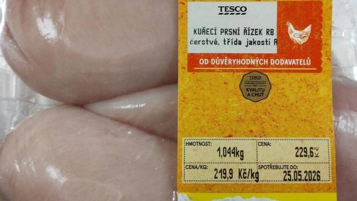 Tesco prodávalo kuřecí prsa se salmonelou. Zkontrolujte si šarži