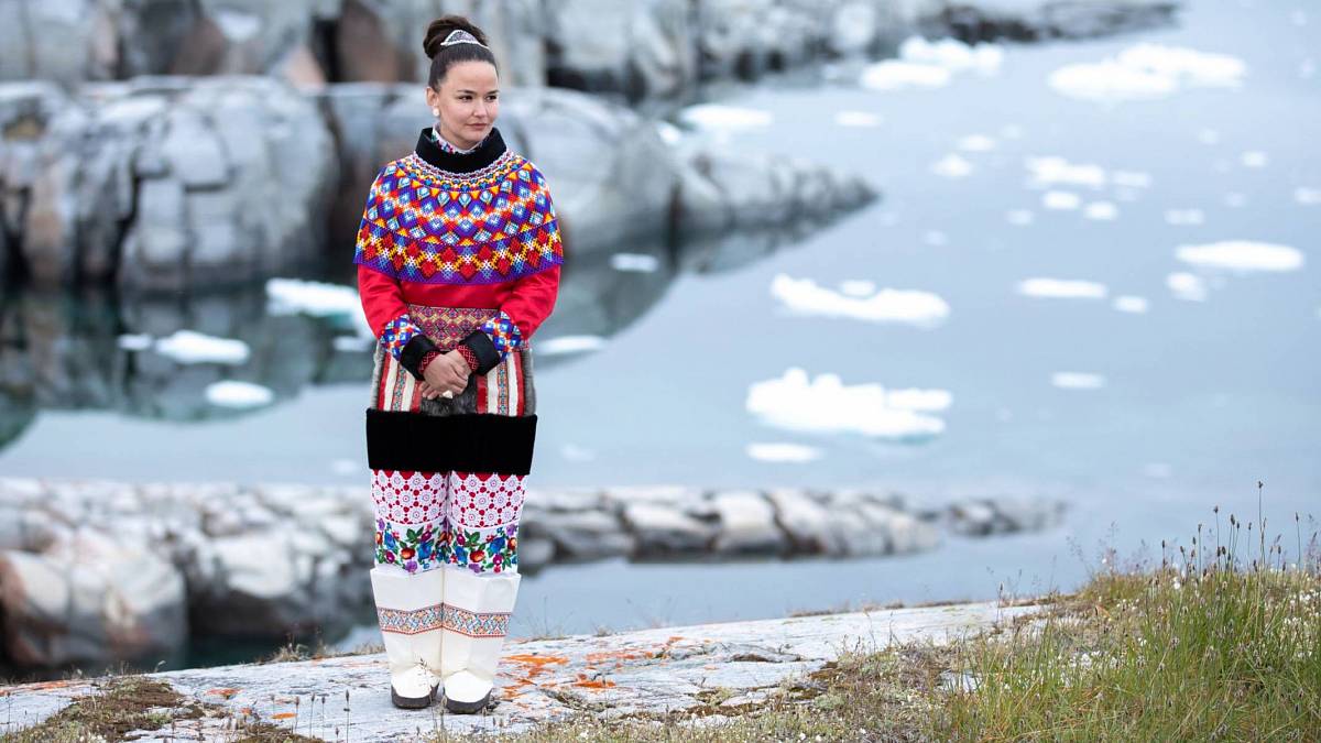 Kůže se přišívá na kůži, tulení či sobí šlachy se nařežou na proužky a slouží jako inuitská nit